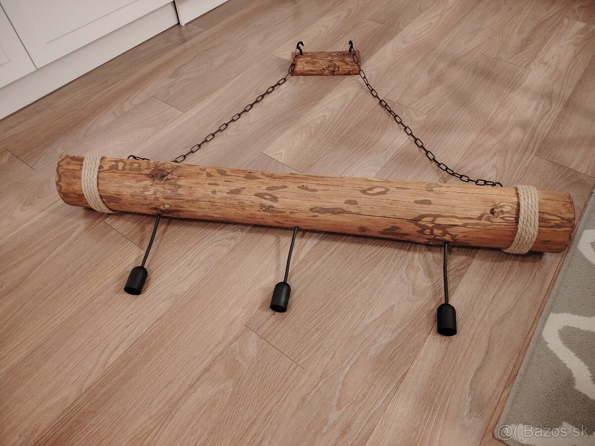 Ručné robený drevený luster
