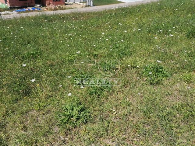 NA PREDAJ POZEMOK S VÝMEROU 800 M2 V NOVEJ DUBNICI-KOLAČÍN.