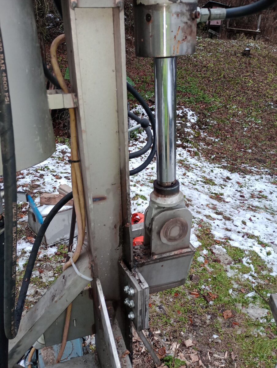 Hydraulická štiepačka na drevo