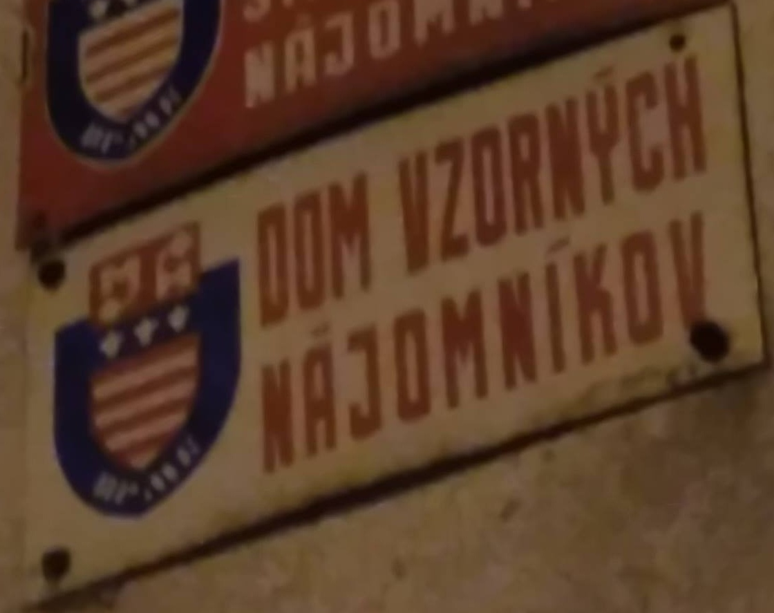 Kúpim starú tabuľku Dom vzorných nájomníkov