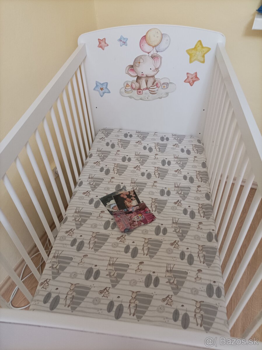 Detská postieľka s madracom,a navleckou na madrac
