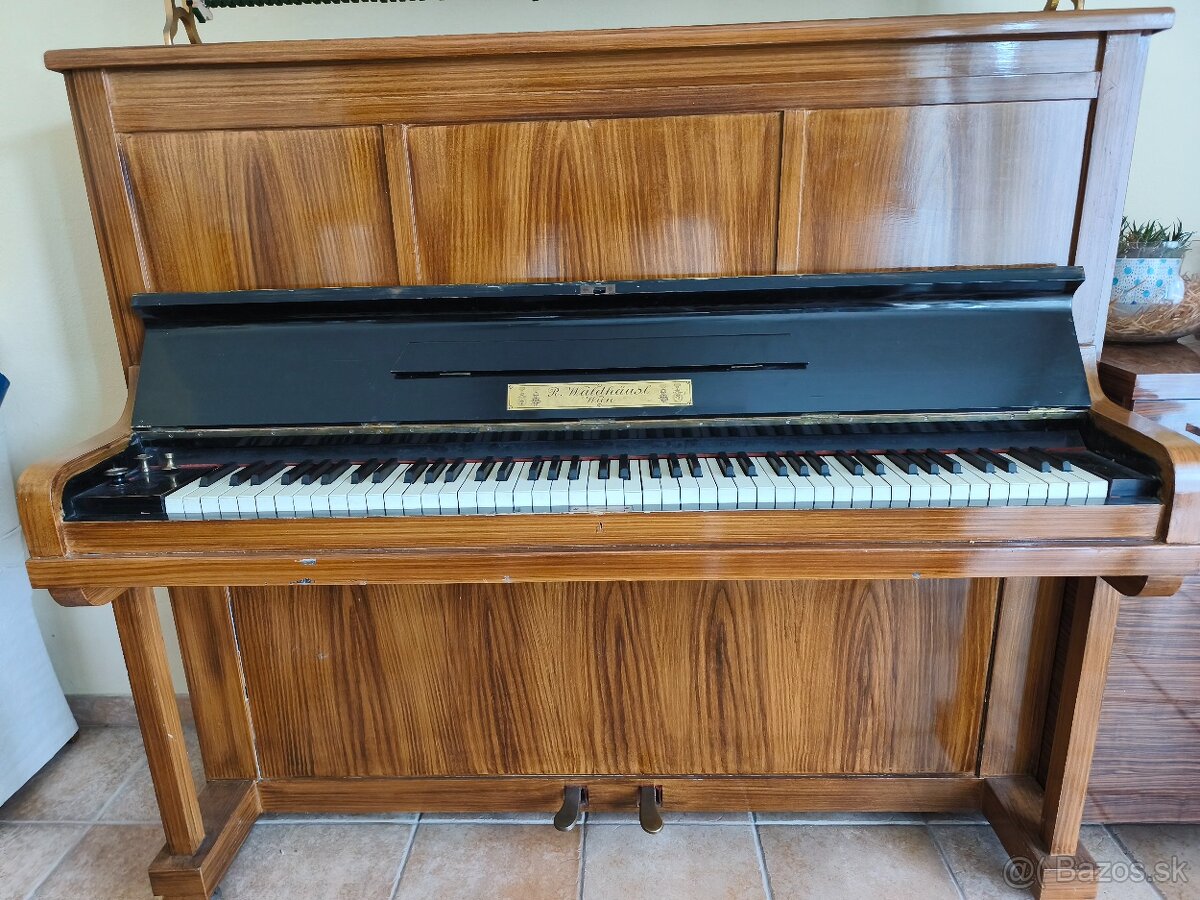 Predám starožitný klavír – krásny kus histórie s dušou