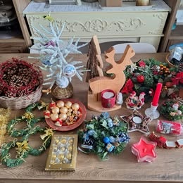 Retro vianočné dekorácie, stojany na stromček