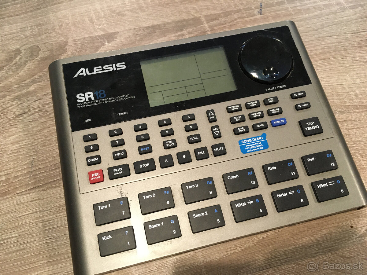 Alesis SR18 - Drum machine, elektronicky bubenik