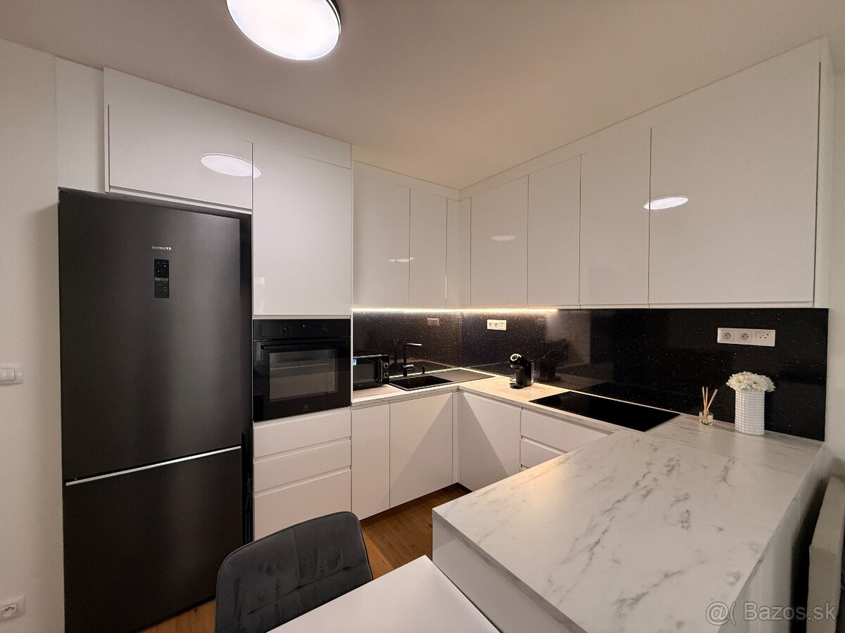 NADŠTANDARDNÝ 2 IZBOVÝ BYT V TOP LOKALITE PRI CENTRÁLI