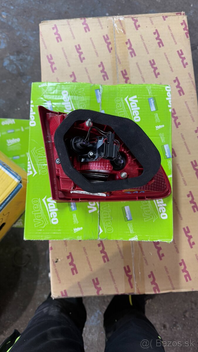 Zadný pravý svetlomet na Volkswagen Passat B7