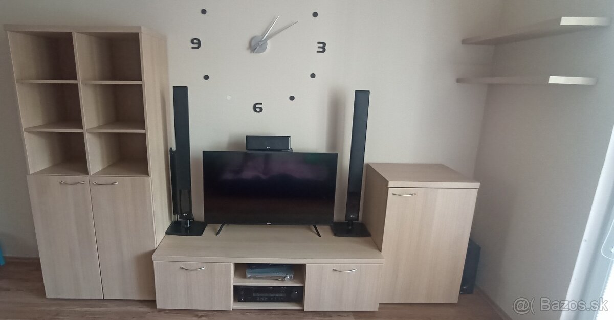 Obyvacia stena so stolikom