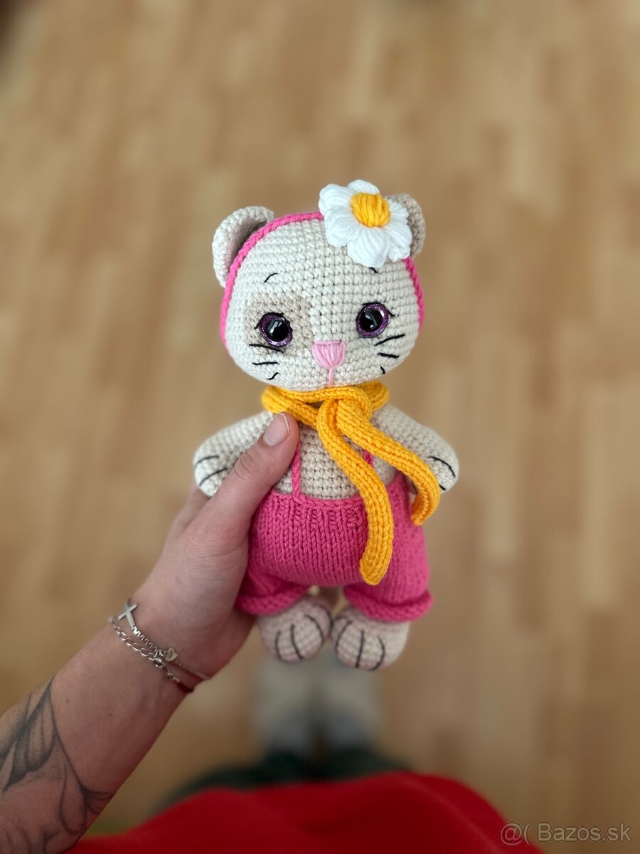Háčkované mačiatko v oblečení