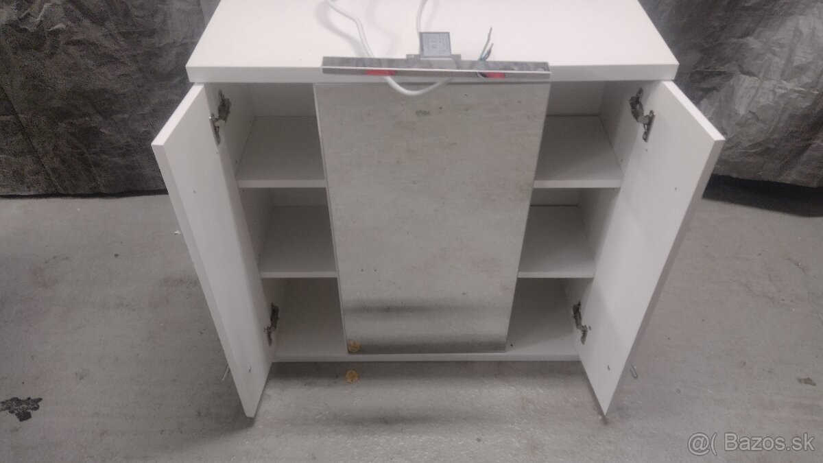 Kupelnova skrinka (70/72/24,5)