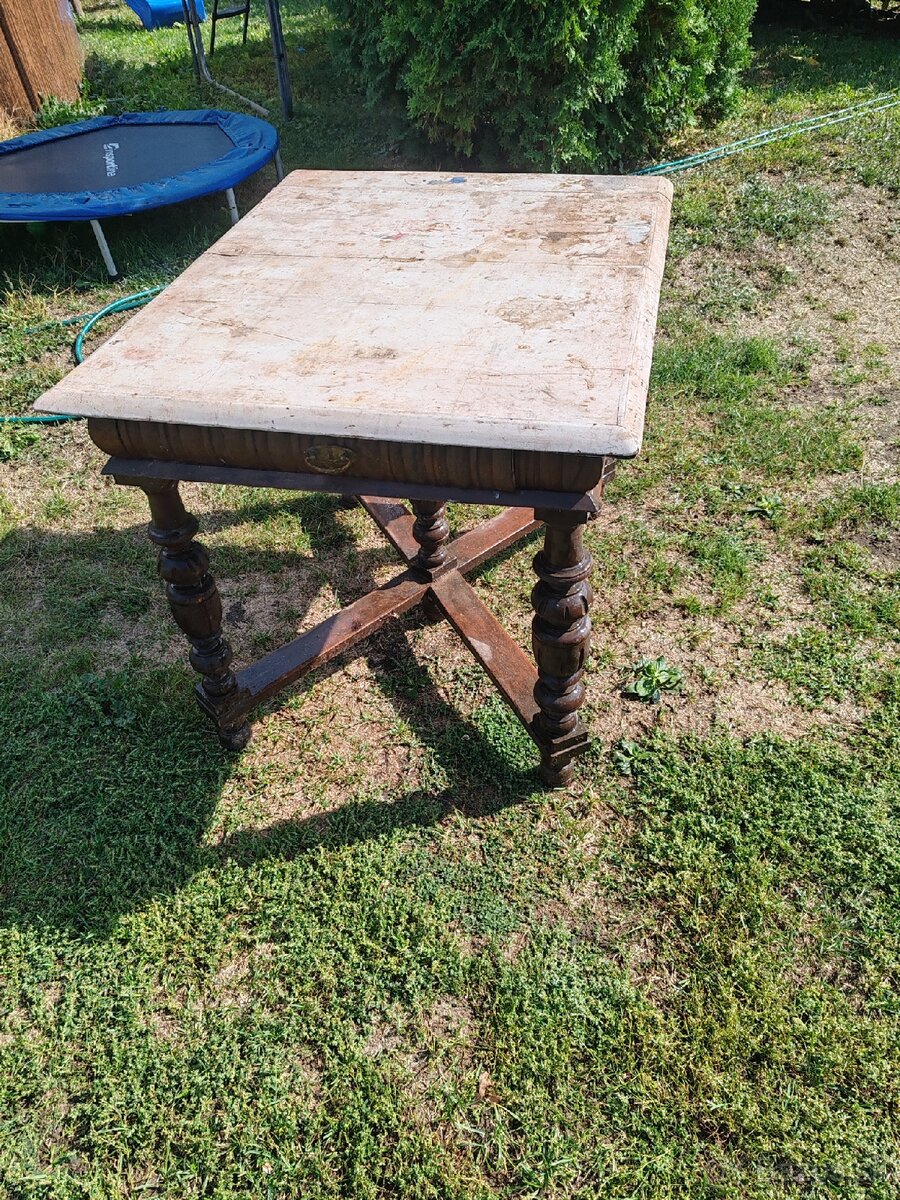 Starožitný stôl
