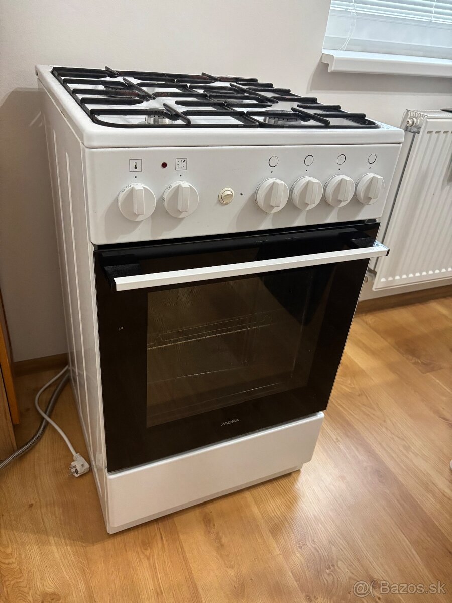 Plynovy sporak a elektricka rura