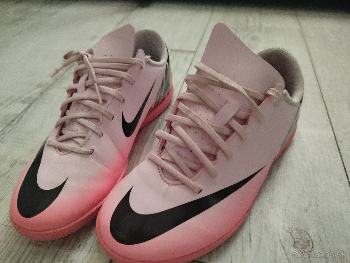 Ružové Nike halovky