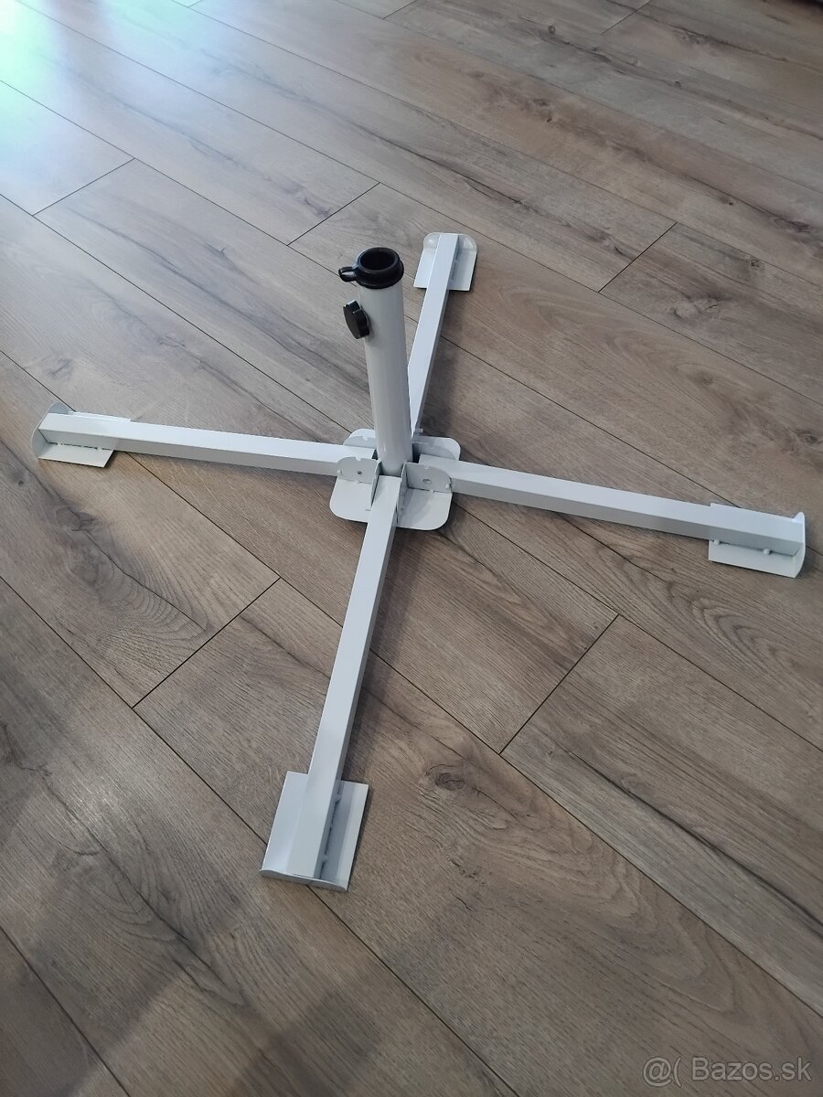 Skladací stojan na slnečník. Možnosť zaťažiť kockami.