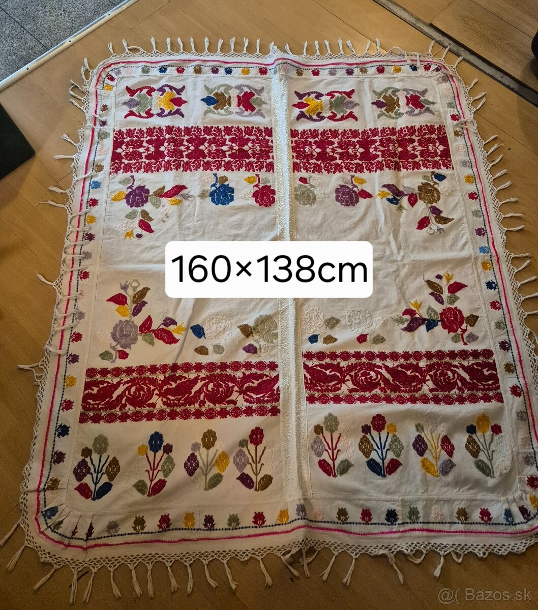 Bohato vyšívaný ľanový obrus