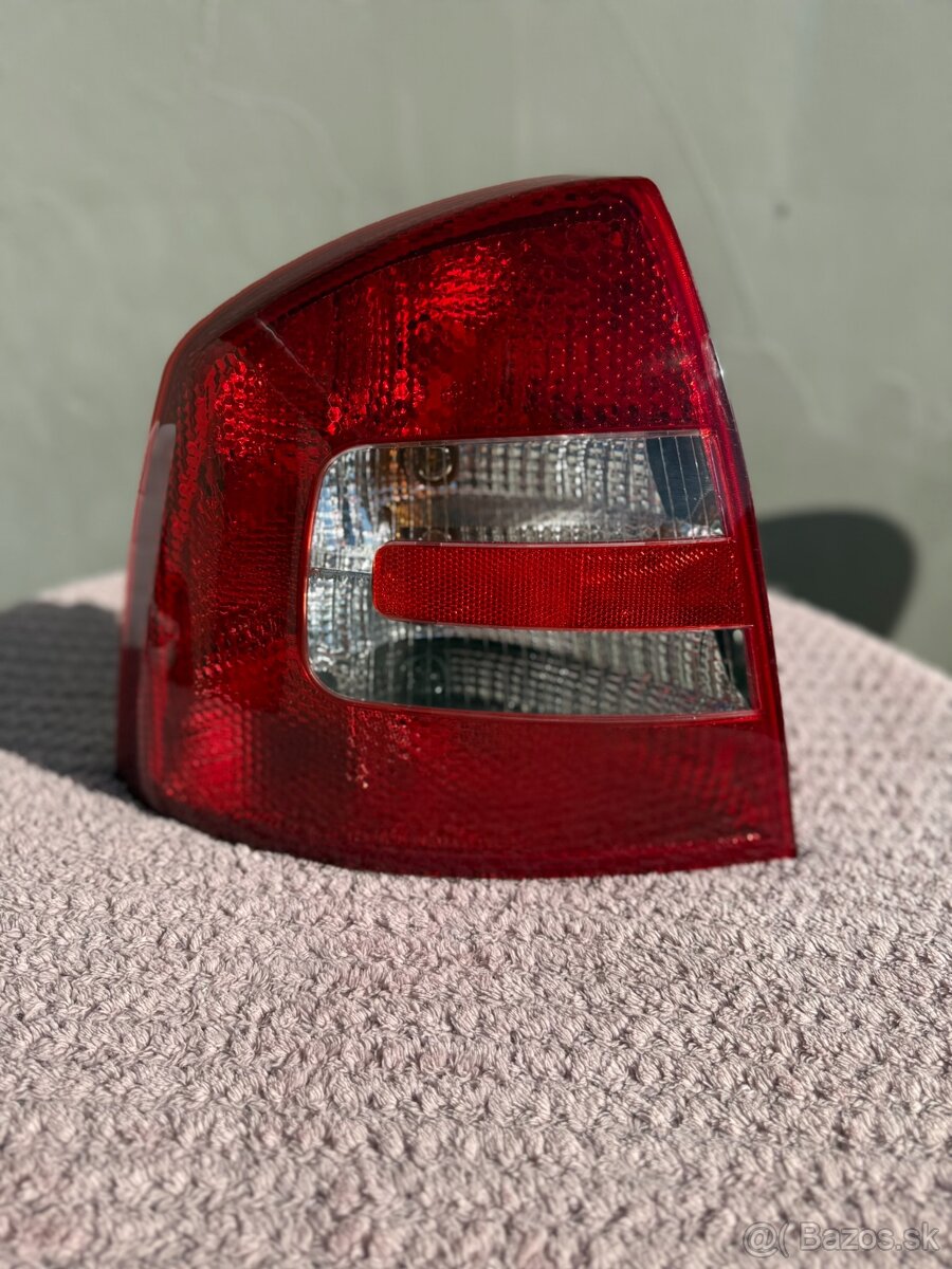 Predám ľavé zadné svetlo Škoda Octavia 2 Liftback