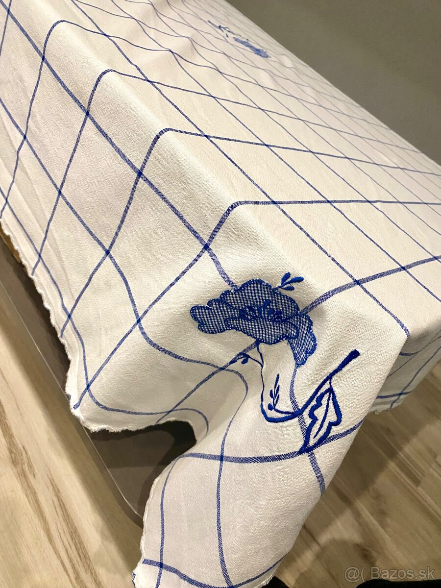 Vyšivaný obrus 170 cm X 150 cm