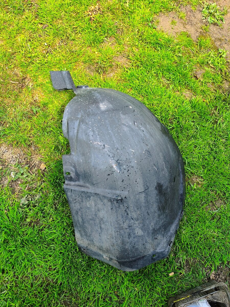 Opel Astra J predný podblatnik