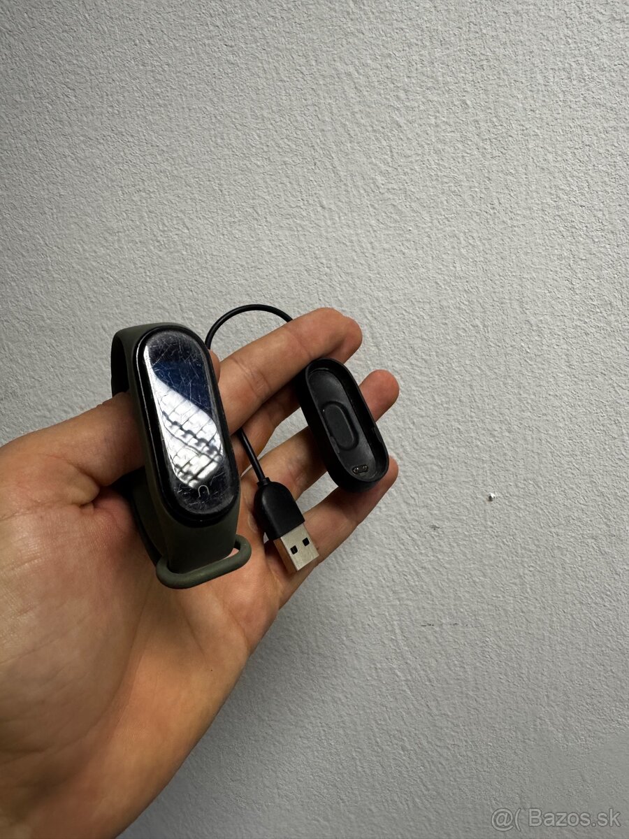 Predám smart hodinky Xiaomi Mi Band 4 + nabíjačka