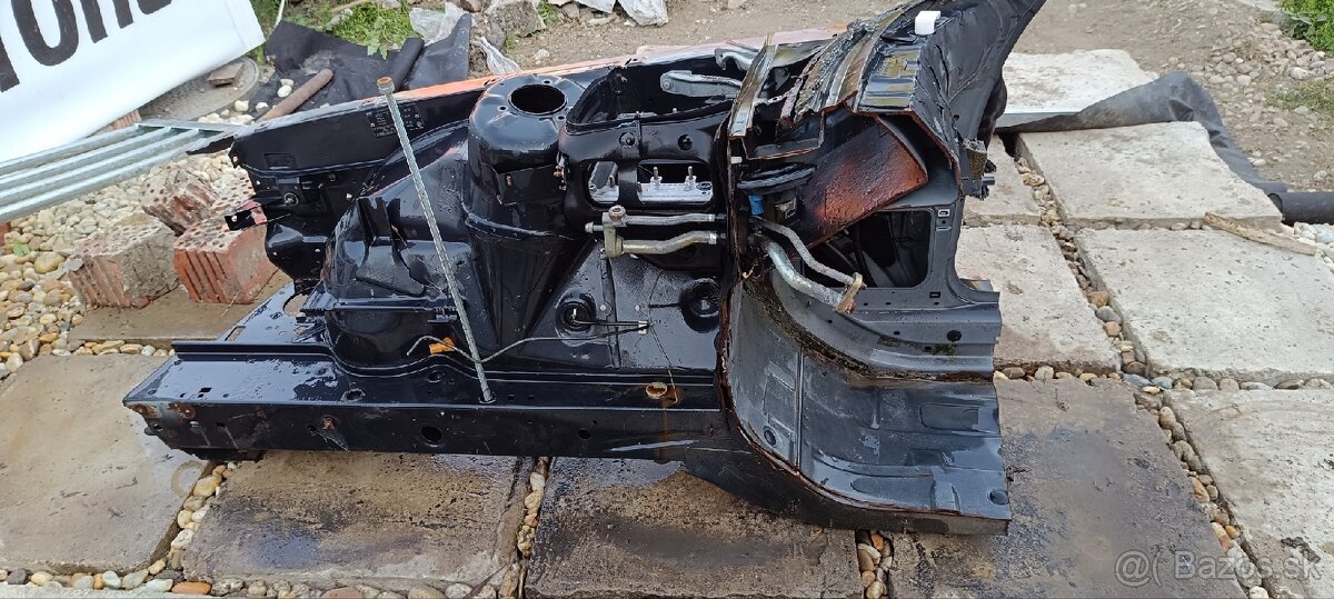Pravy predny podblatnik a vystuha bmw e32