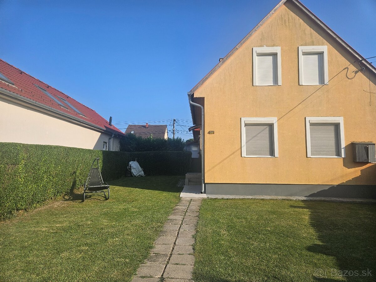 Predaj 5-izbový RD na začiatku obce Rajka, HU.