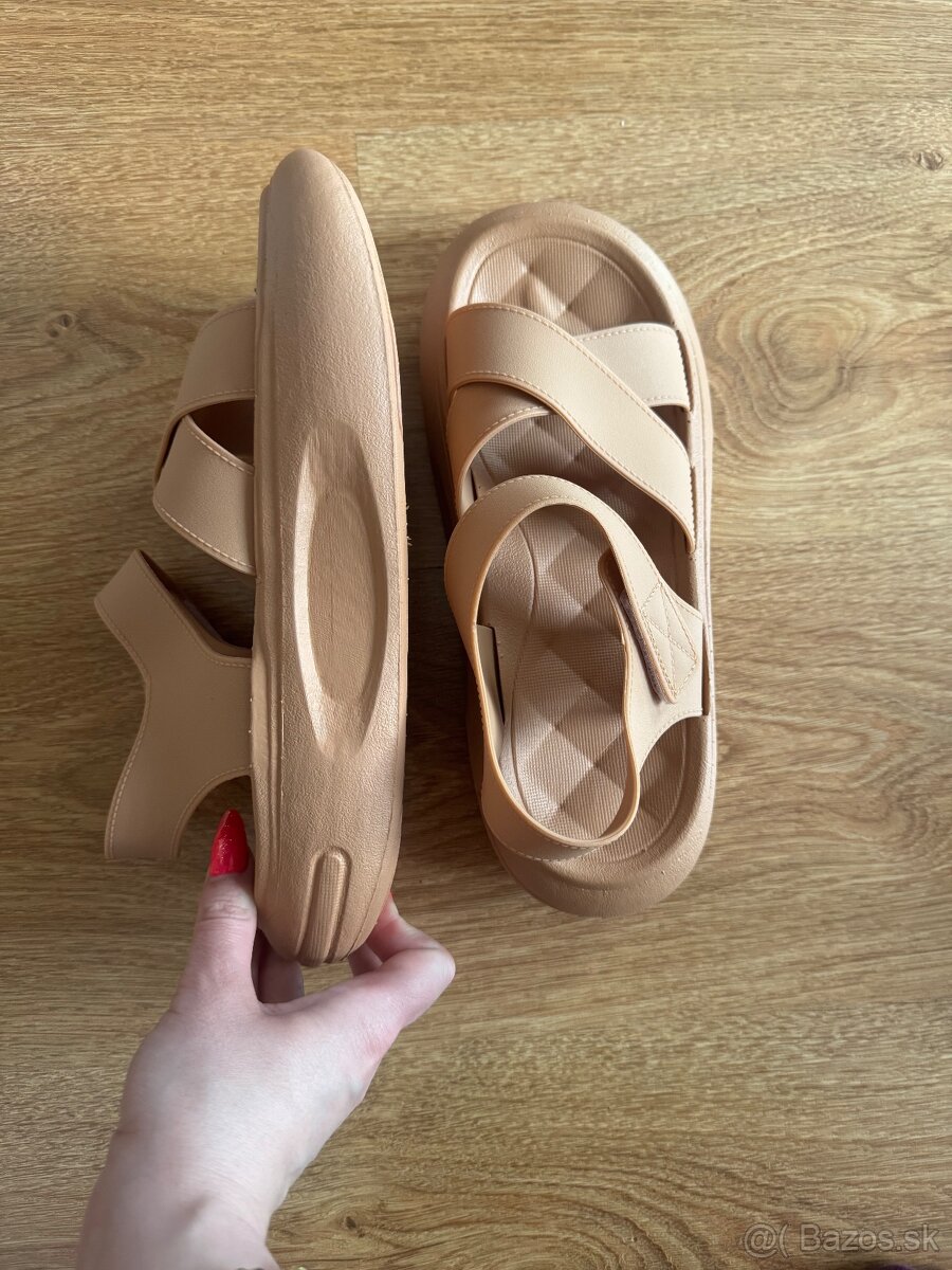 sandalky na platforme NOVE