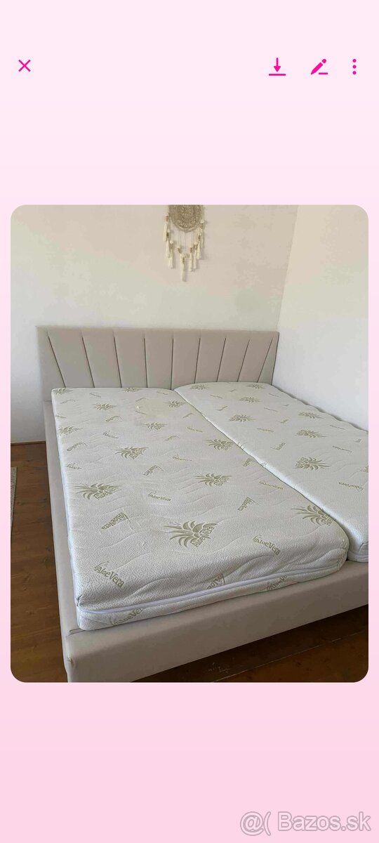 Čalunena posteľ