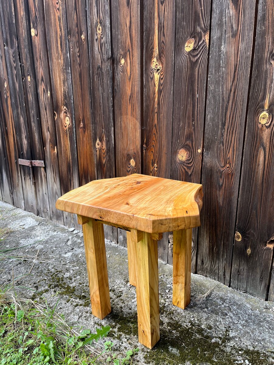 Čerešňový stolík