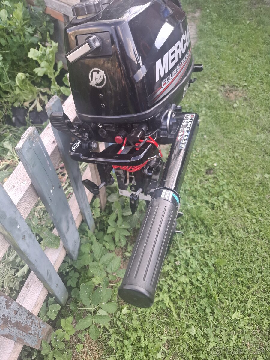 Zavesny lodny motor Mercury.