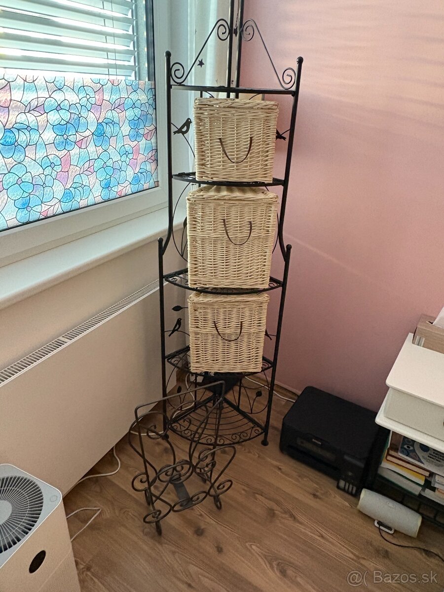 Kovová rohová polica s košíkmi a stojan na časopisy