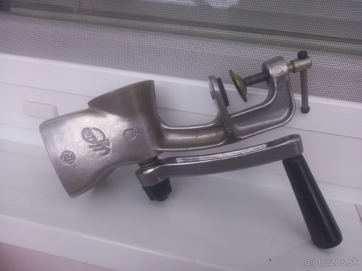 Mlynček na mak hodiny.