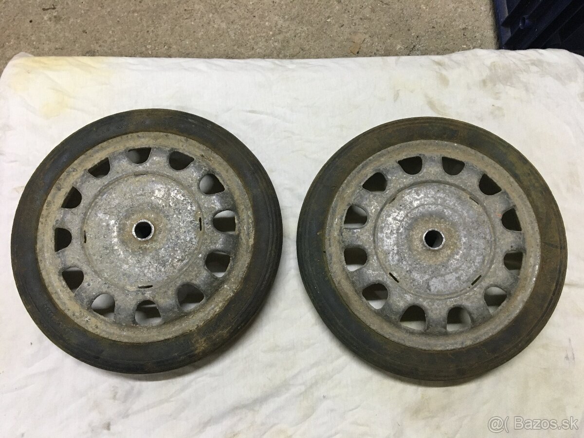 Kolesá na starý retro kočík