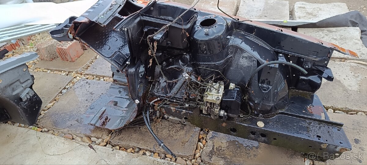 Lavy predny podblatnik a vystuha bmw e32