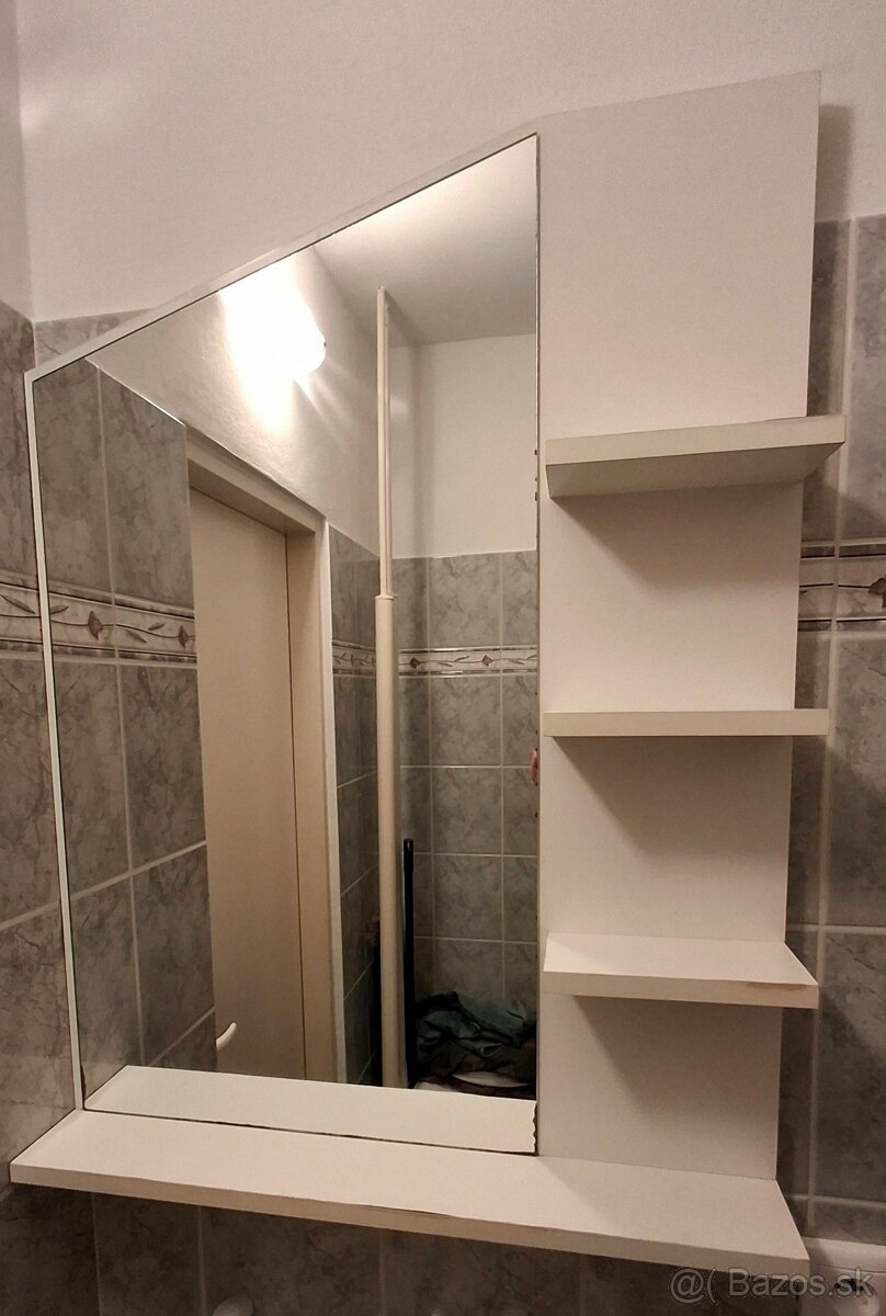 Polička so zrkadlom do kúpeľne