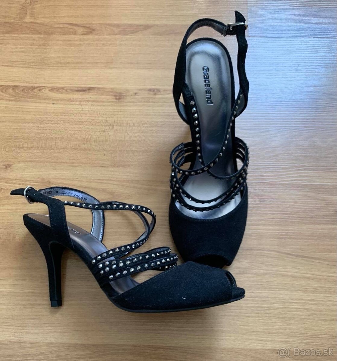 nove sandale s kamienkami vel. 37