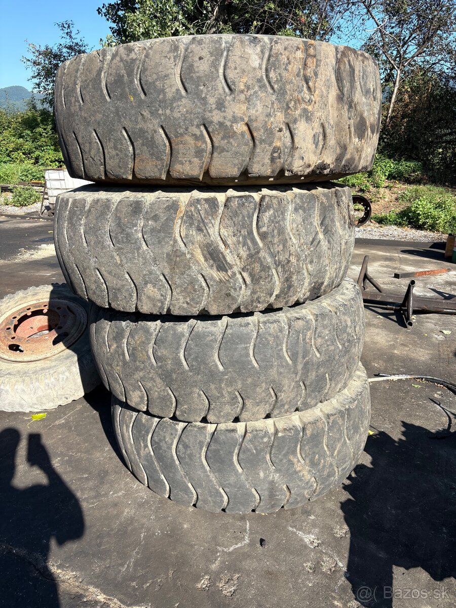 Nakladac unc 200 pneu 17,5 - 25