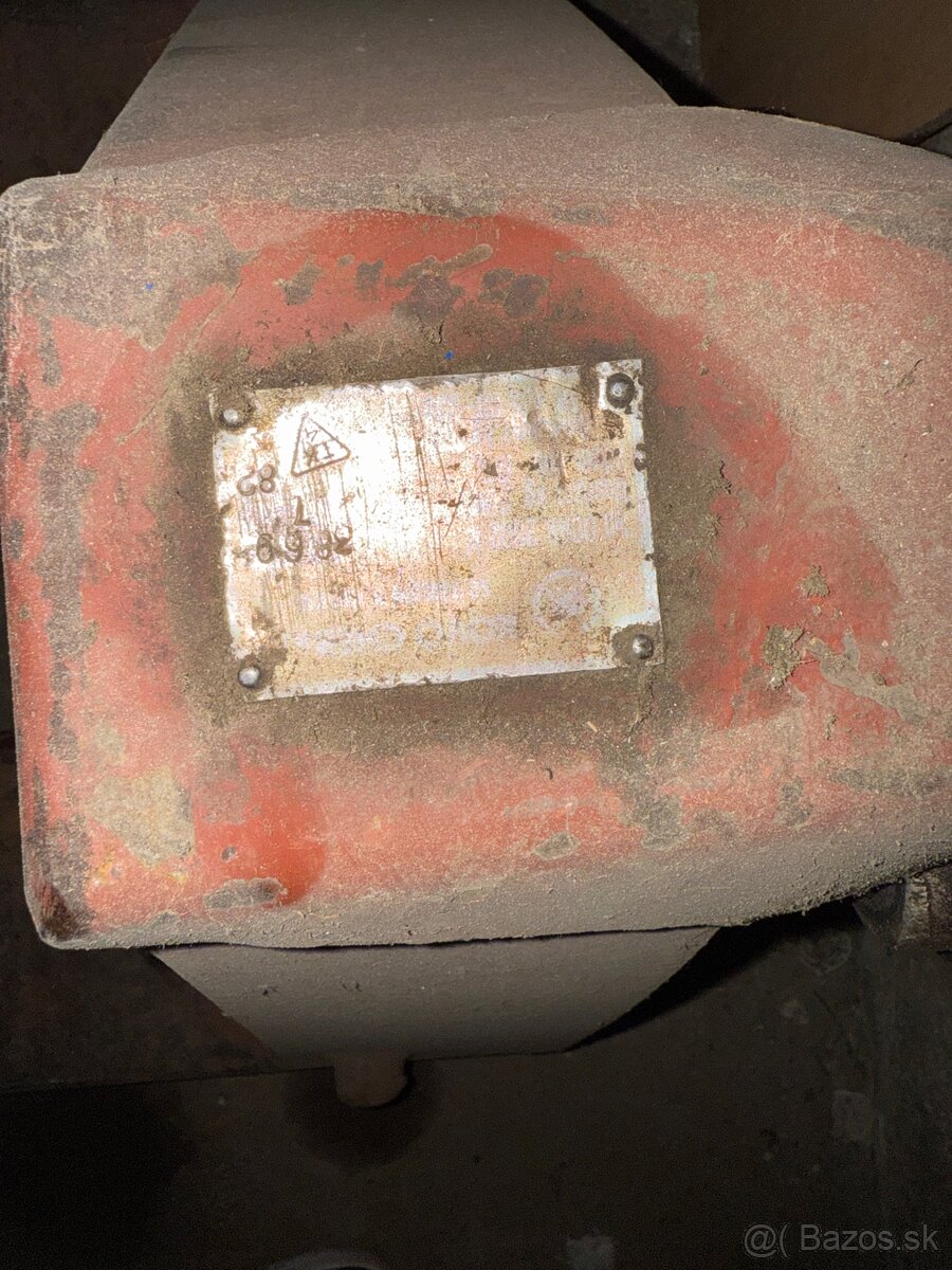 Paletové vozíky  nefunkčné tečú