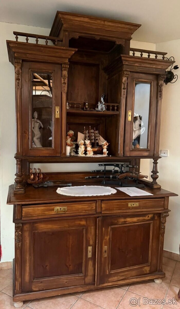 Starožitná vitrína / príborník z masívu