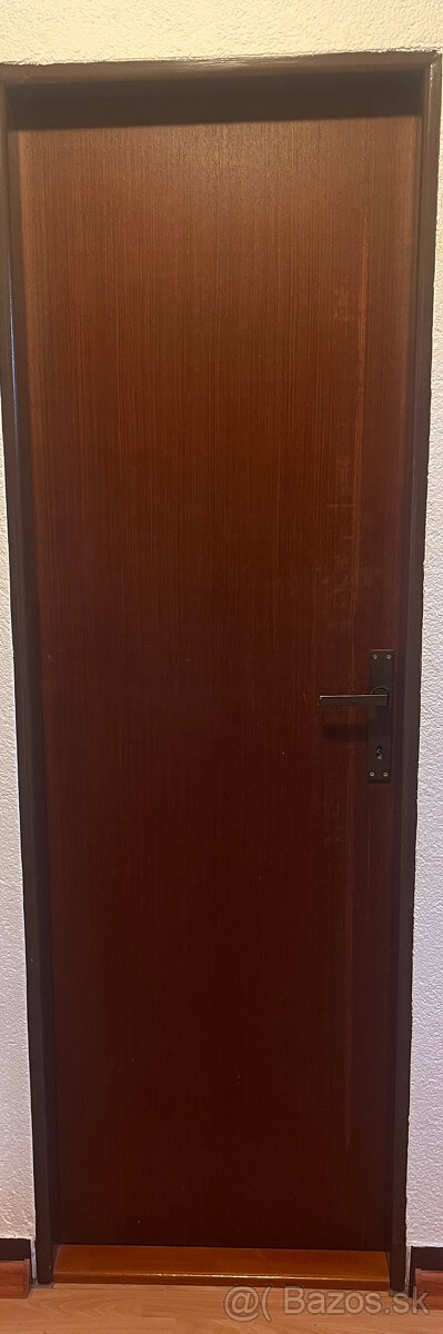 Zachovalé vnútorné tmavohnedé plné dvere širky 60