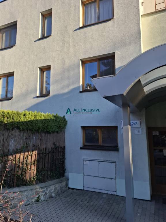 Priestranný byt v centre Bratislavy so záhradou