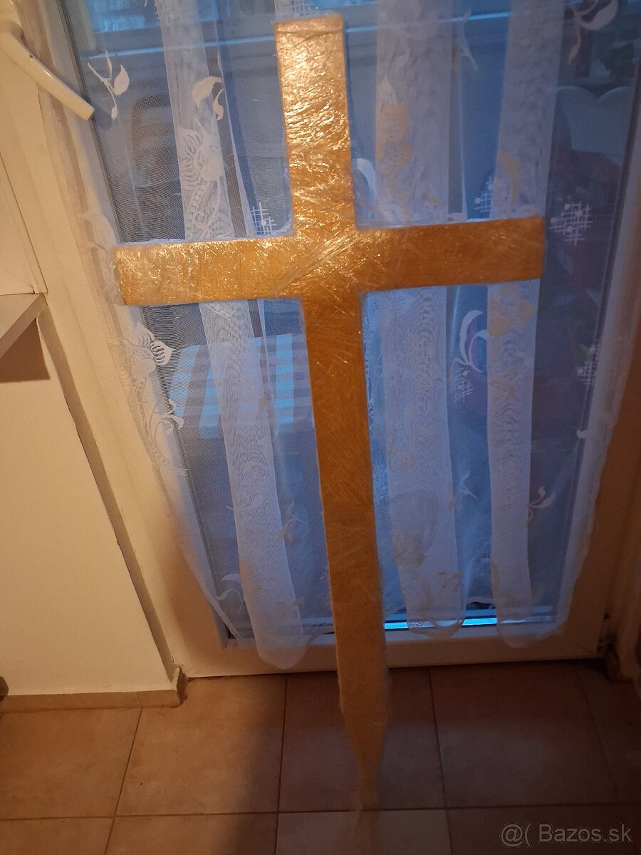 Drevený kríź na hrob