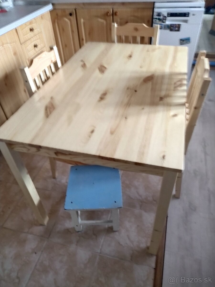 Jedálenský stôl stoličky