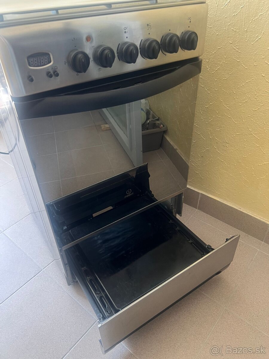 Sporak Indesit