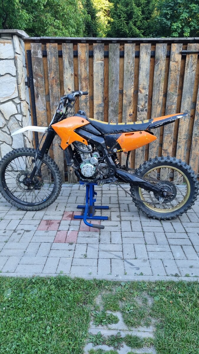 Predam tento pitbike 250cc vodou chladený
