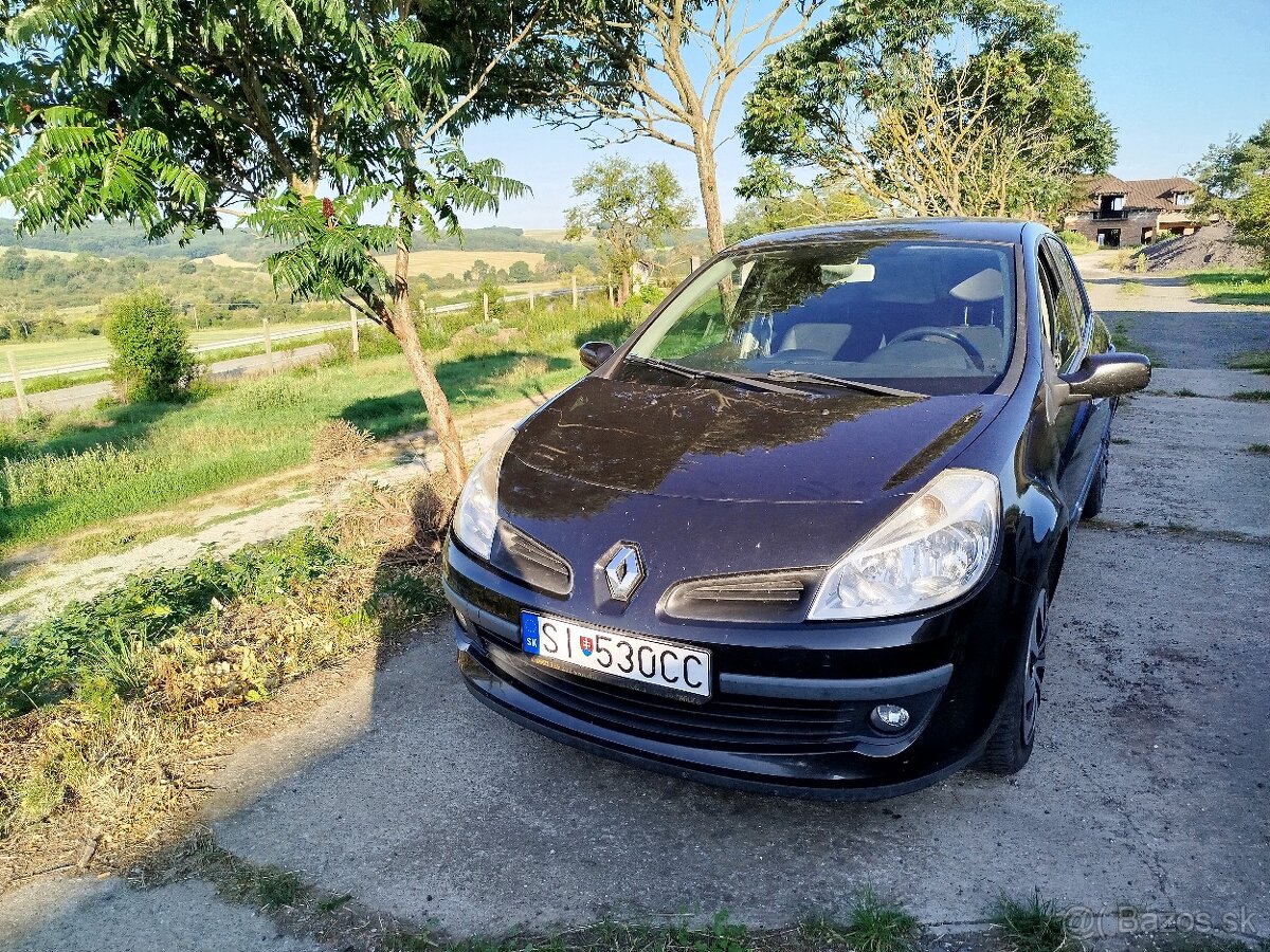 Renault Clio čierna metalíza