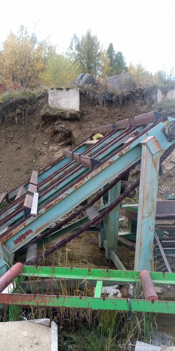 Šikmy dopravnik guľatiny