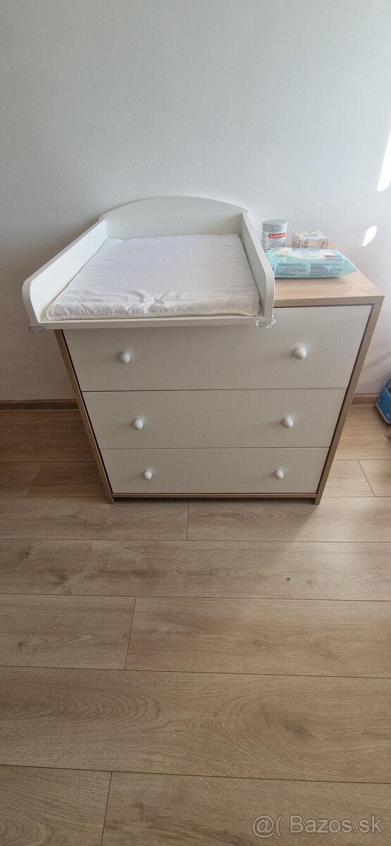 Komoda s prebaľovacím pultom