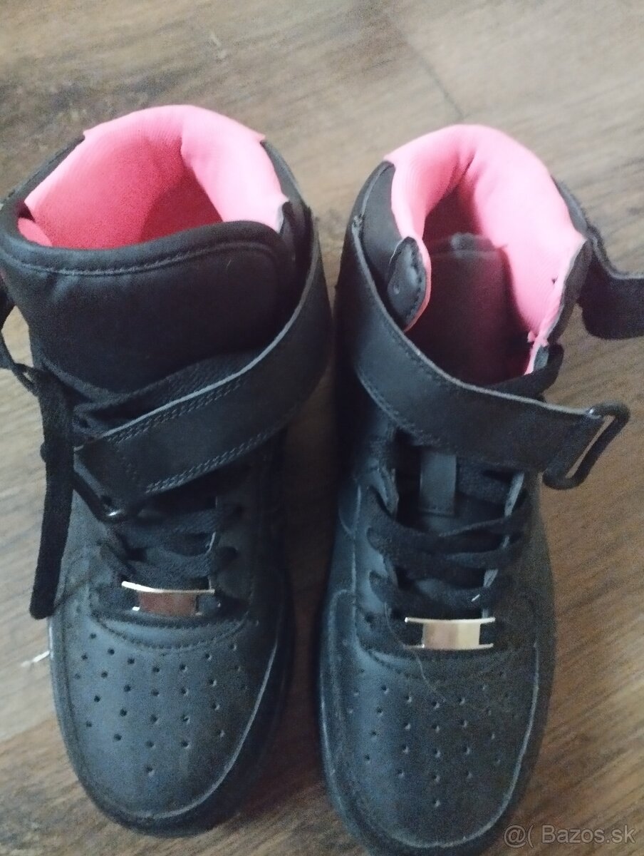 Čisto nové tenisky