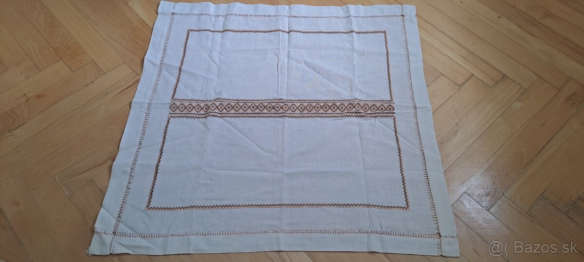 3 ručne vyšívané obrúsy