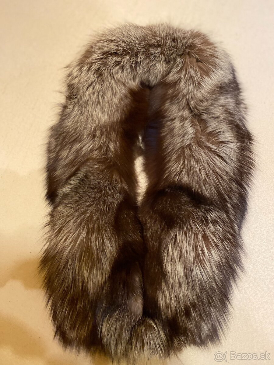 Kožušinový golier zo strieborného líška