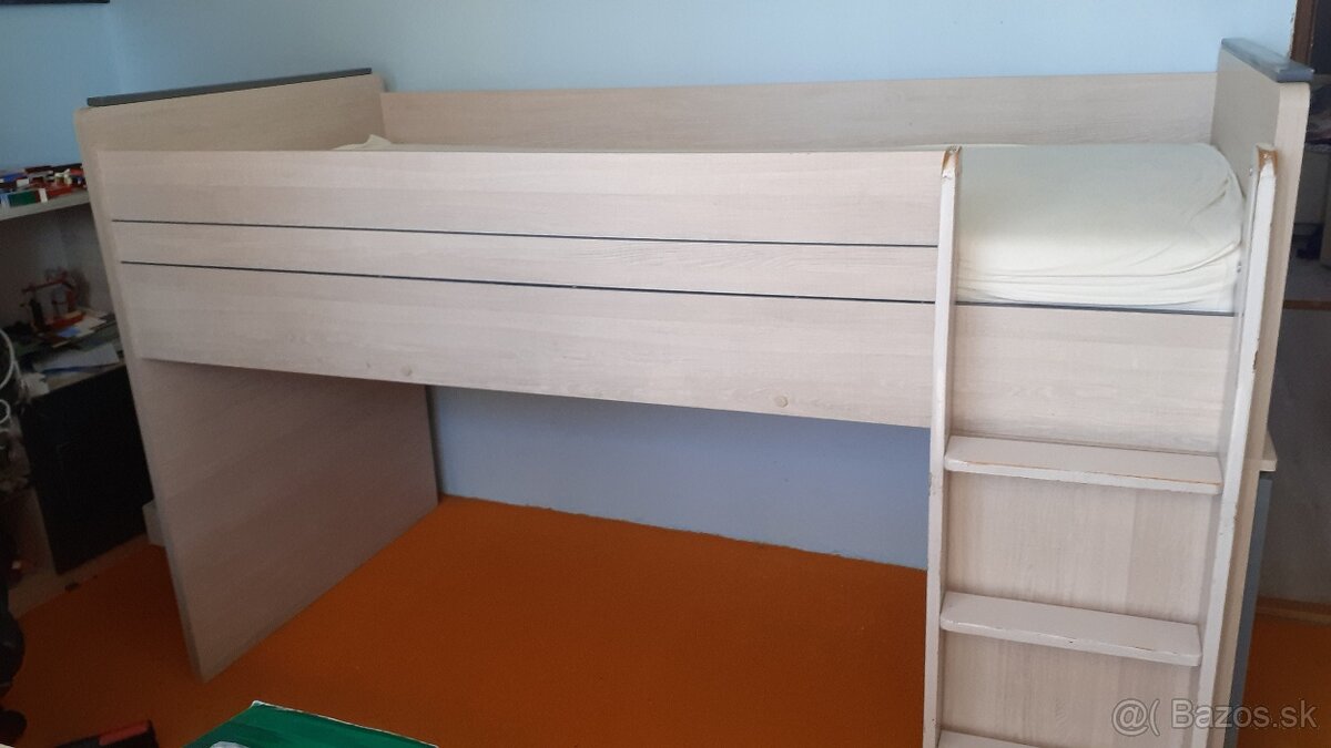 Vyvýšená posteľ s písacím stolom